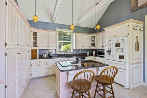 Charming Lakefront Home in Maclaura Hall in Charleston, USA