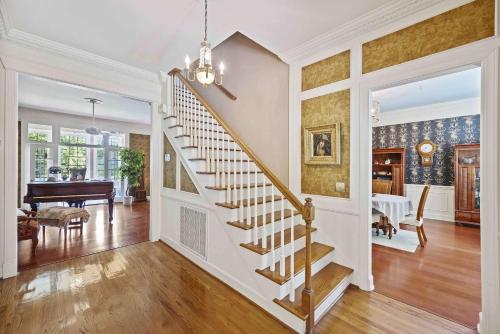 Charming Lakefront Home in Maclaura Hall in Charleston, USA