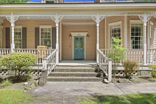 Charming Lakefront Home in Maclaura Hall in Charleston, USA