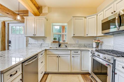 Log Cabin w/ Wraparound Deck in Breckenridge!, Breckenridge (zdjęcie 9)