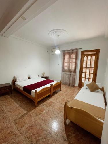 2 bedrooms, 3 beds