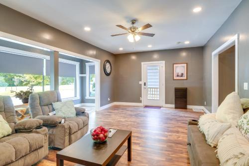 Bright New Albany Home 12 Mi to Churchill Downs! in New Albany, USA