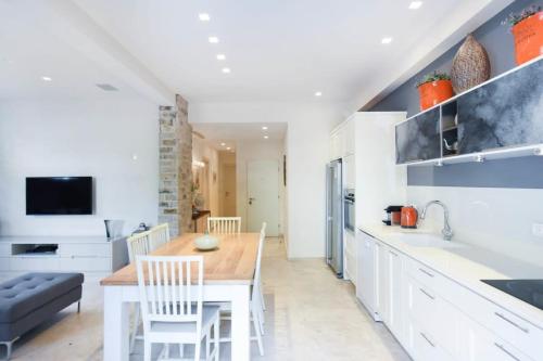 Bright 2BR w balcony on Shlomo Hameleh by HolyGuest - image 2