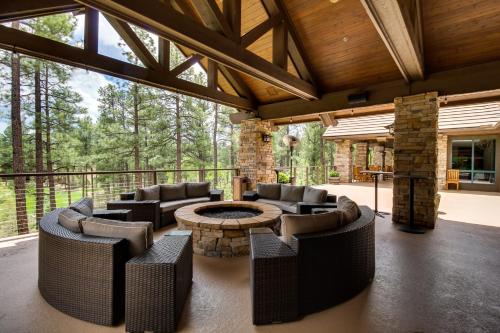 Custom Show Low Cabin with Deck at Torreon Golf Club! - image 2