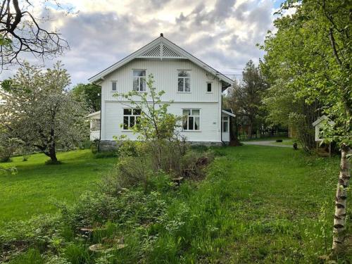 Aed, Historisk villa med klassiske detaljer in Gullor