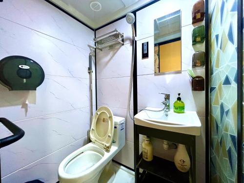 Triple Room with Private Bathroom image 9