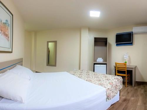 Standard Double Room image 3
