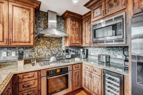 3 BR Ritz-Carlton Residence with Valley Views in Vail, USA