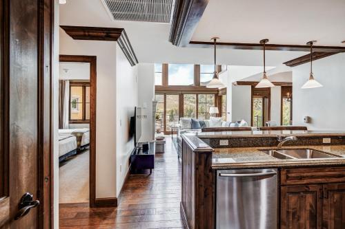 3 BR Ritz-Carlton Residence with Valley Views in Vail, USA