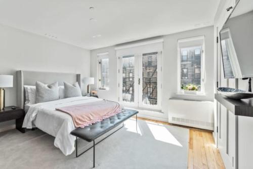 Luxe Studio with Charming Juliet Balcony in New York, Vereinigte Staaten von Amerika