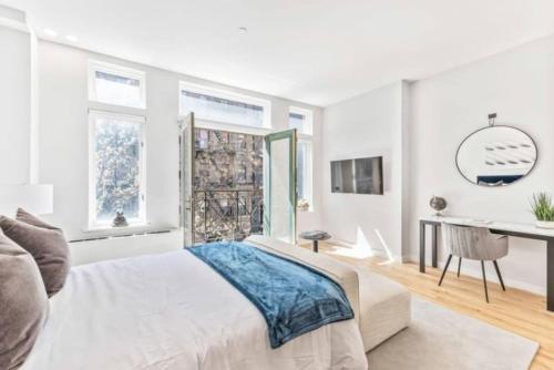 Studio w Charming Juliet Balcony in Upper East in New York, USA