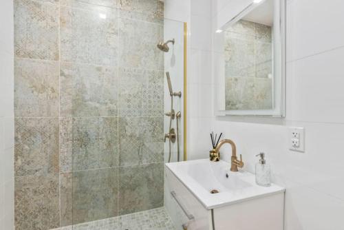 Studio w Charming Juliet Balcony in Upper East in New York, USA