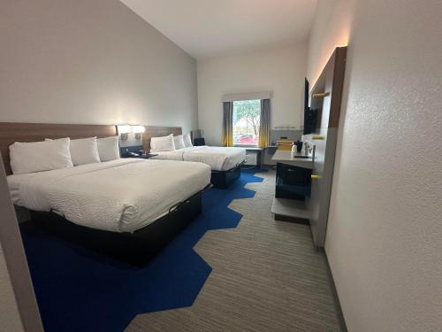 2 queen beds