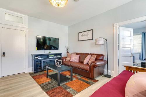 Charming Stoughton Apartment 20 Mi to Boston in Stoughton, USA