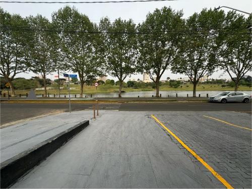 Studio com quarto e banheiro em frente ao Parque do Lago Acomoda até 4 pessoas 2 camas