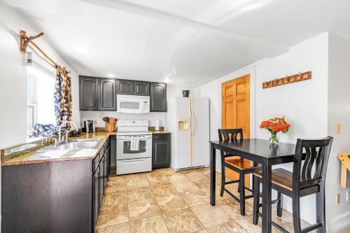 2 bedrooms, 4 beds
