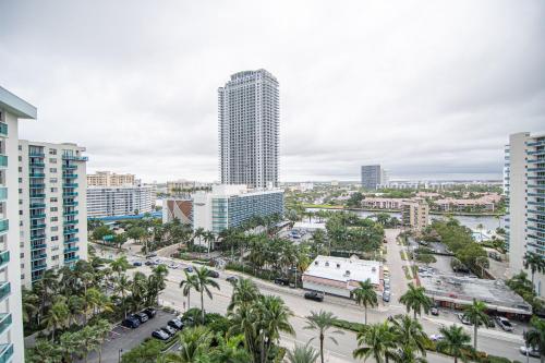 Cozy Bay View Apartment by Miami Te Espera -Hollywood 14U in Hollywood Beach, USA