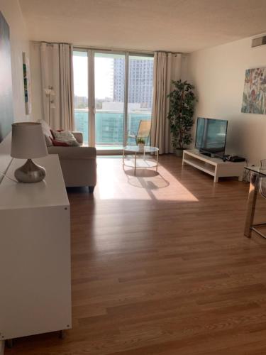 Cozy Bay View Apartment by Miami Te Espera -Hollywood 14U in Hollywood Beach, USA