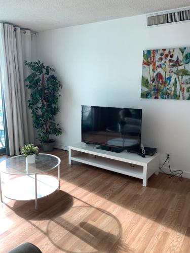 Cozy Bay View Apartment by Miami Te Espera -Hollywood 14U in Hollywood Beach, USA