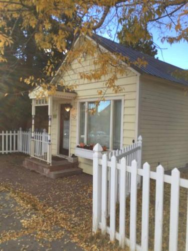 The Mountain House - An Oasis in Town! Summer Sleeps 10!