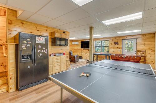 6 Mi to Hiwassee Lake Serene Murphy Cabin! in Murphy, USA
