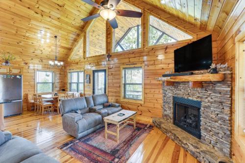 6 Mi to Hiwassee Lake Serene Murphy Cabin! in Murphy, USA