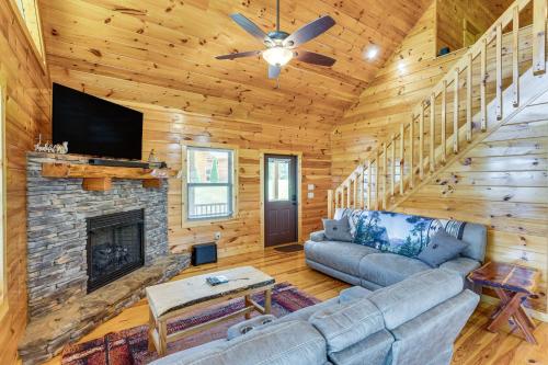 6 Mi to Hiwassee Lake Serene Murphy Cabin! in Murphy, USA
