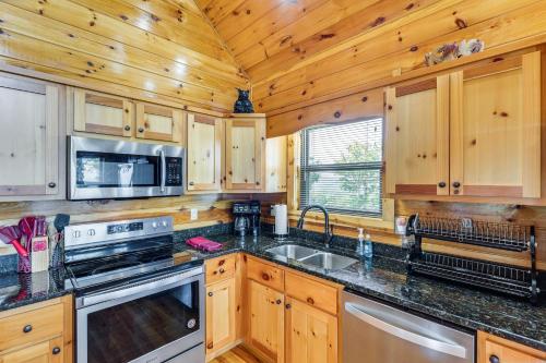 6 Mi to Hiwassee Lake Serene Murphy Cabin! in Murphy, USA