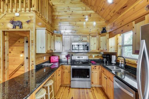 6 Mi to Hiwassee Lake Serene Murphy Cabin! in Murphy, USA