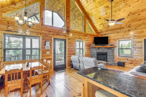 6 Mi to Hiwassee Lake Serene Murphy Cabin! in Murphy, USA