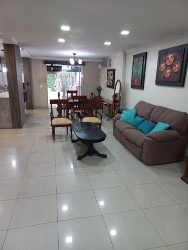 Casa de lujo amoblada en el Norte de Guayaquil in La Aurora