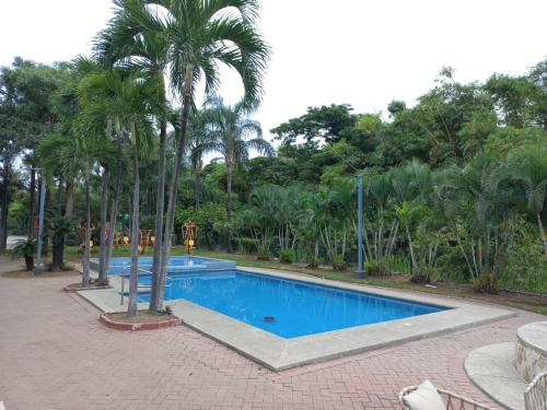 Casa de lujo amoblada en el Norte de Guayaquil in La Aurora