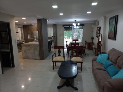 Casa de lujo amoblada en el Norte de Guayaquil in La Aurora