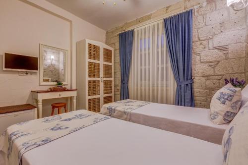 Fora Konak Alacati Stop at Fora Konak Alacati to discover the wonders of Alacati. Offering a variety of facilities and services, the hotel provides all you need for a good nights sleep. Family room are there for guest