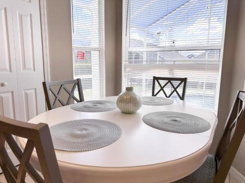 TM215TC - Spacious Family Home with Private Pool in Davenport, USA