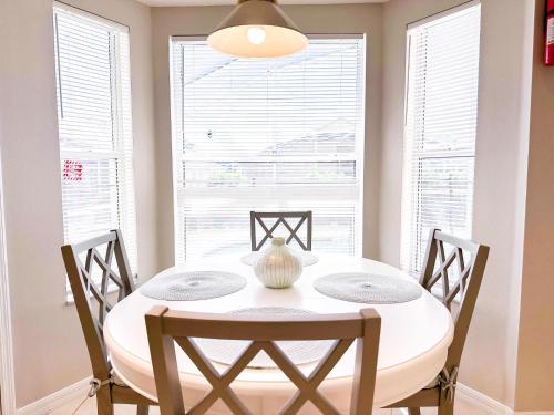 TM215TC - Spacious Family Home with Private Pool in Davenport, USA
