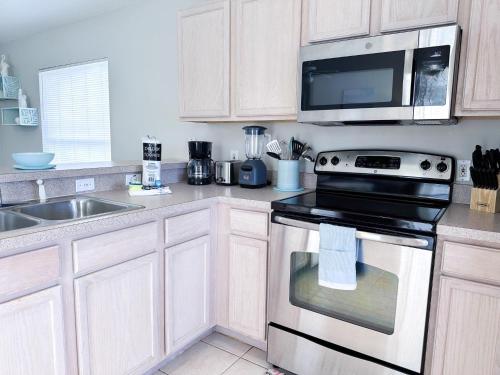 TM215TC - Spacious Family Home with Private Pool in Davenport, USA