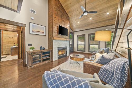 New Modern Cabin w Hot Tub Pool Table & Firepit