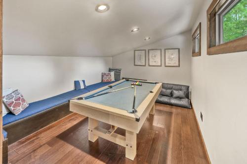 New Modern Cabin w Hot Tub Pool Table & Firepit