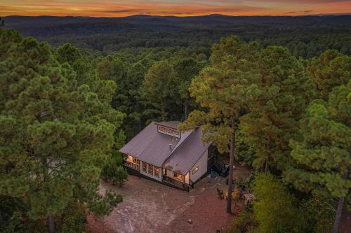 New Modern Cabin w Hot Tub Pool Table & Firepit