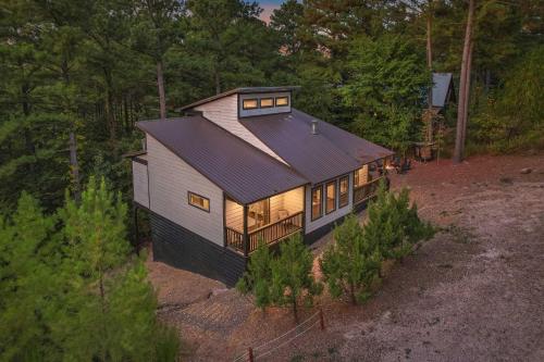 New Modern Cabin w Hot Tub Pool Table & Firepit