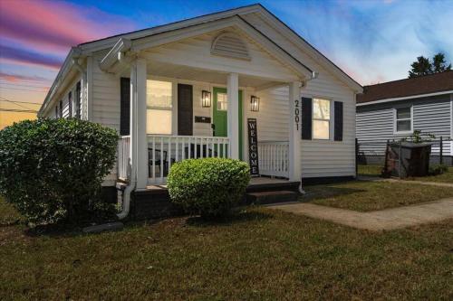 Renovated, Sleeps 9, Fire Pit & Games, 5 min to Uptown in Charlotte, USA