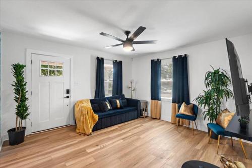 Renovated, Sleeps 9, Fire Pit & Games, 5 min to Uptown in Charlotte, USA