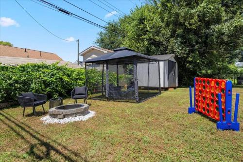 Renovated, Sleeps 9, Fire Pit & Games, 5 min to Uptown in Charlotte, USA