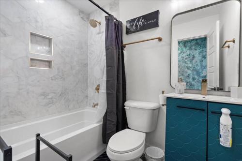 Renovated, Sleeps 9, Fire Pit & Games, 5 min to Uptown in Charlotte, USA