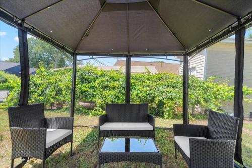 Renovated, Sleeps 9, Fire Pit & Games, 5 min to Uptown in Charlotte, USA