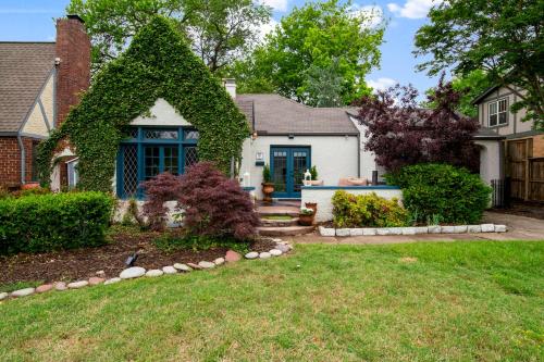 Ivy Cottage W Hot Tub By Hvnlyhomes in Swan Lake