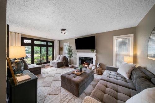 Ivy Cottage W Hot Tub By Hvnlyhomes in Tulsa, USA