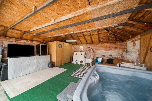 Ivy Cottage W Hot Tub By Hvnlyhomes in Swan Lake