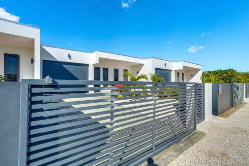 FourVillas with Private Magnesium Pool 3 min to the Beach & Dive Rinse Tank FourVillas with Private Magnesium Pool 3 min to the Beach & Dive Rinse Tank